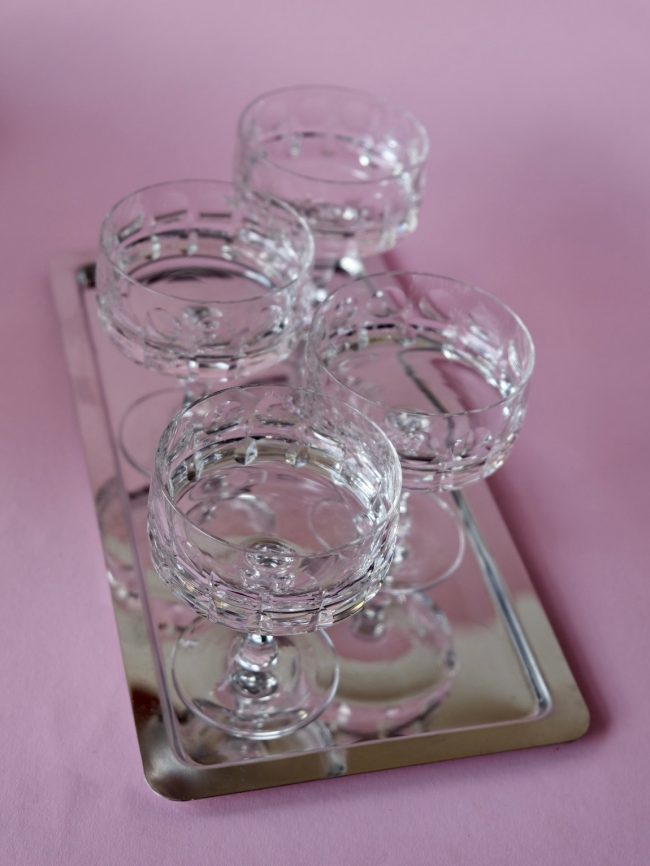 CHEERS, DARLING – SET OF 4 GLASS COUPÉS+TRAY