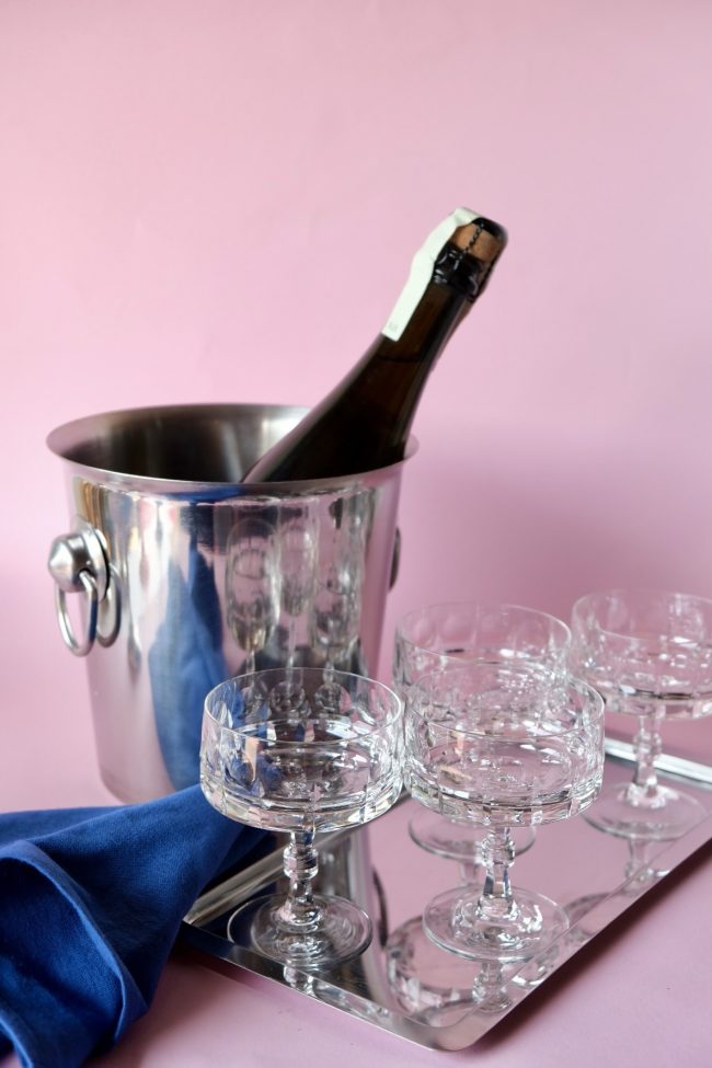 CHEERS, DARLING – SET OF 4 GLASS COUPÉS+TRAY