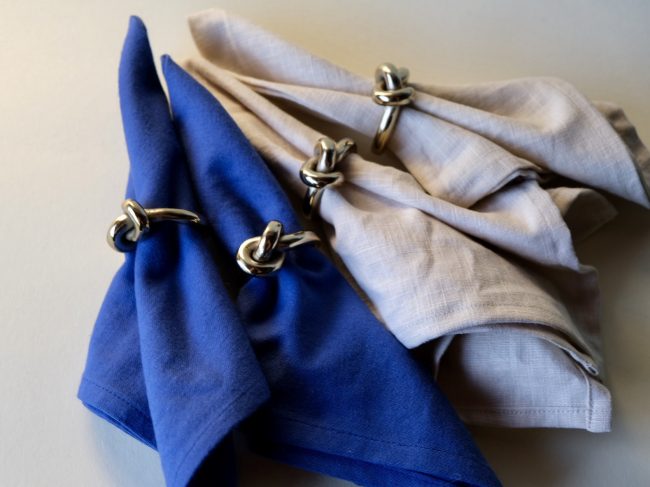 TIE THE TABLE – 4 SERVIETTENRINGE IN KNOTENFORM